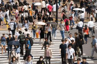 詹姆斯半场11中5砍下18分6板9助 次节独取12分5板9助率队追分！